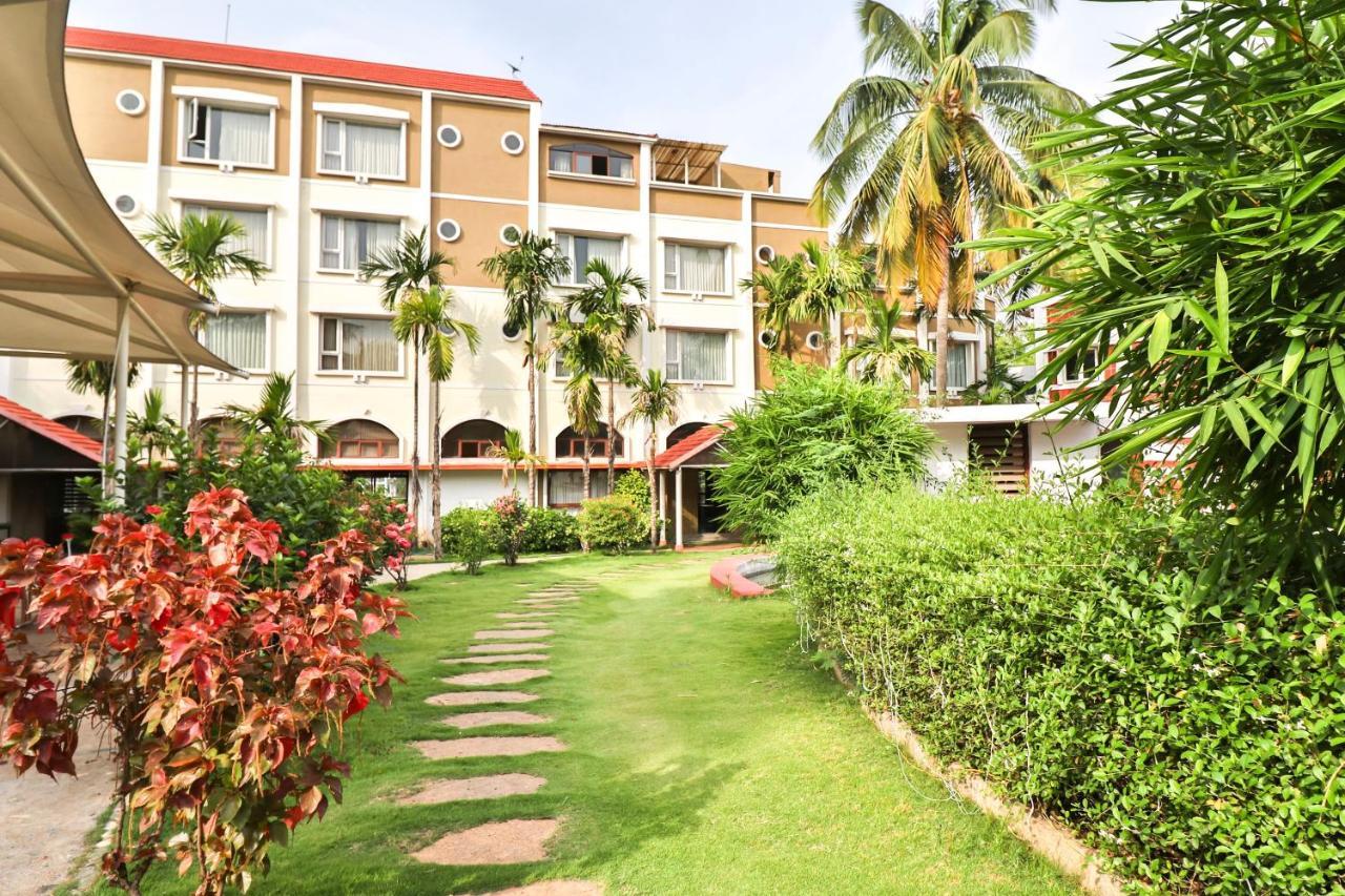 Palette - Holiday Palms Bangalore Bagian luar foto
